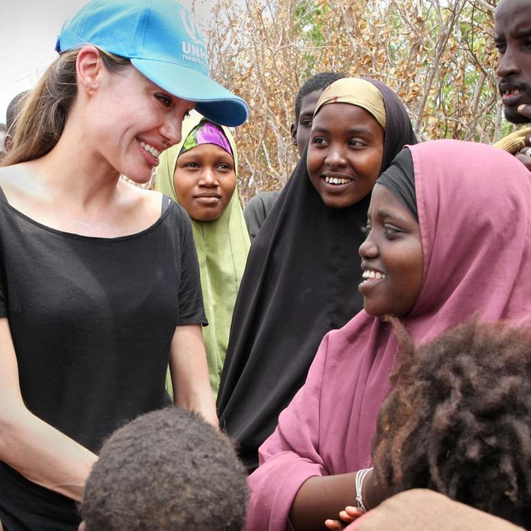 12. September 2019, Die UN-Flüchtlingsbotschafterin Angelina Jolie unterhält sich mit somalischen Kindern in einem Flüchtlingslager.