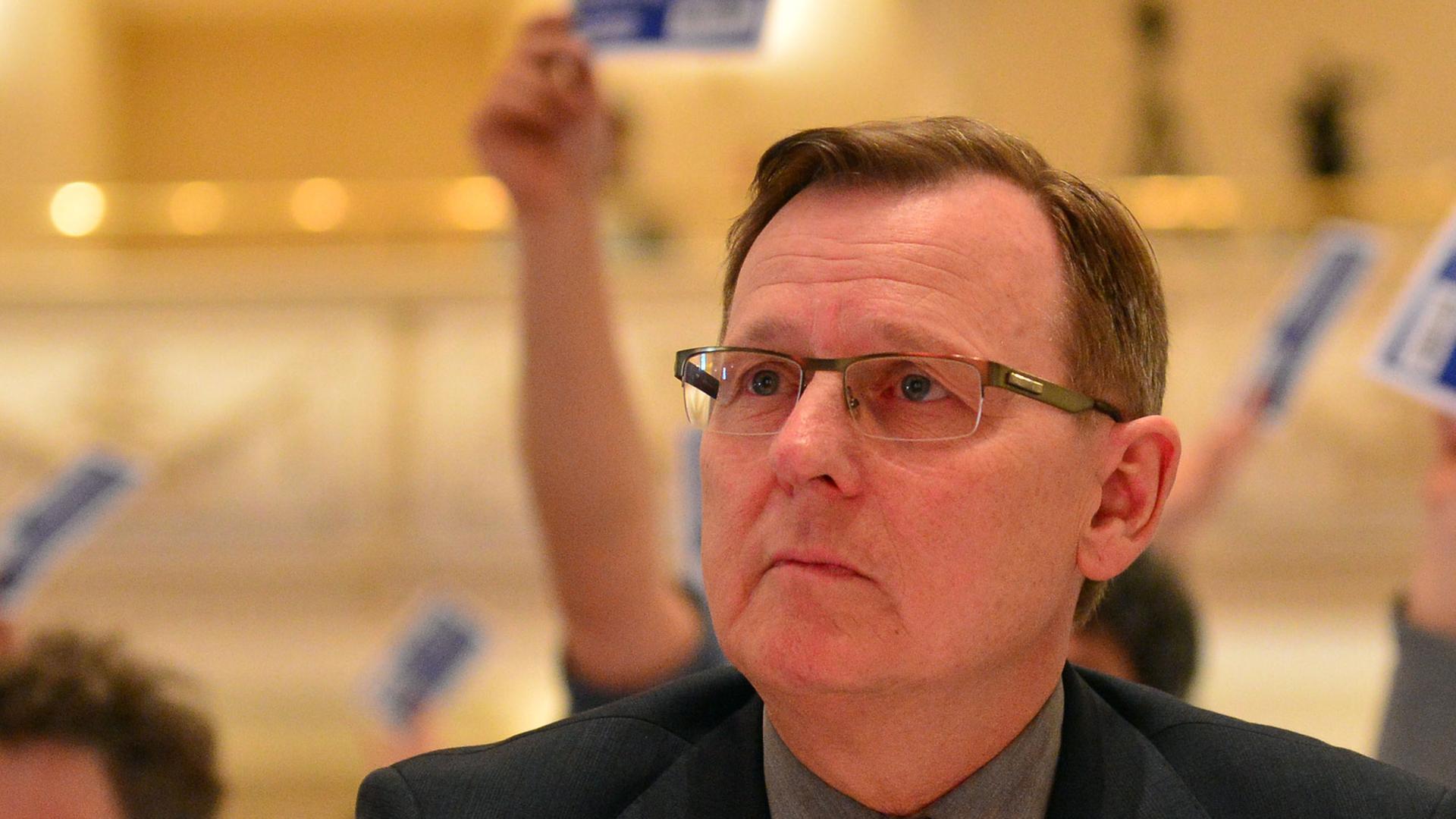 Bodo Ramelow sitzt bei einer Delegiertenversammlung der Linksartei in Erfurt im Saal. Bodo Ramelow sitzt bei einer Delegiertenversammlung der Linksartei in Erfurt im Saal.