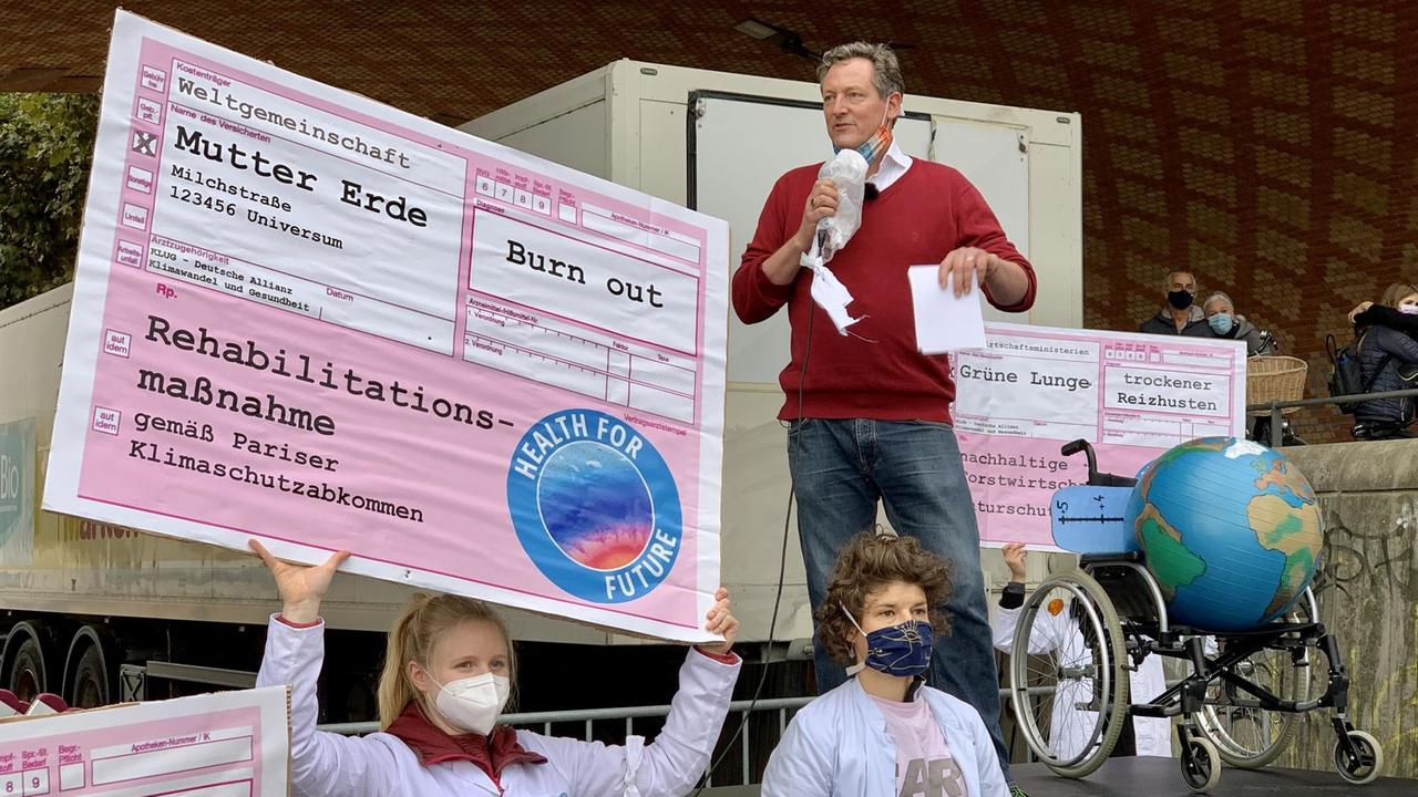 Der Fernsehmoderator Eckart von Hirschhausen spricht bei der Auftaktkundgebung einer Demonstration der Klimaschutzbewegung Fridays for Future.