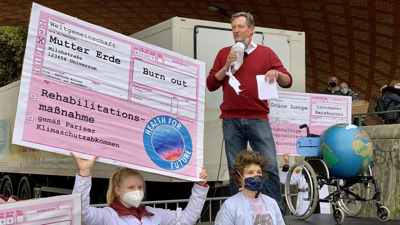 Der Fernsehmoderator Eckart von Hirschhausen spricht bei der Auftaktkundgebung einer Demonstration der Klimaschutzbewegung Fridays for Future. Der Fernsehmoderator Eckart von Hirschhausen spricht bei der Auftaktkundgebung einer Demonstration der Klimaschutzbewegung Fridays for Future.