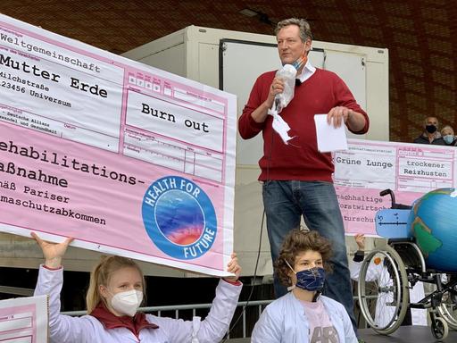 Der Fernsehmoderator Eckart von Hirschhausen spricht bei der Auftaktkundgebung einer Demonstration der Klimaschutzbewegung Fridays for Future.
