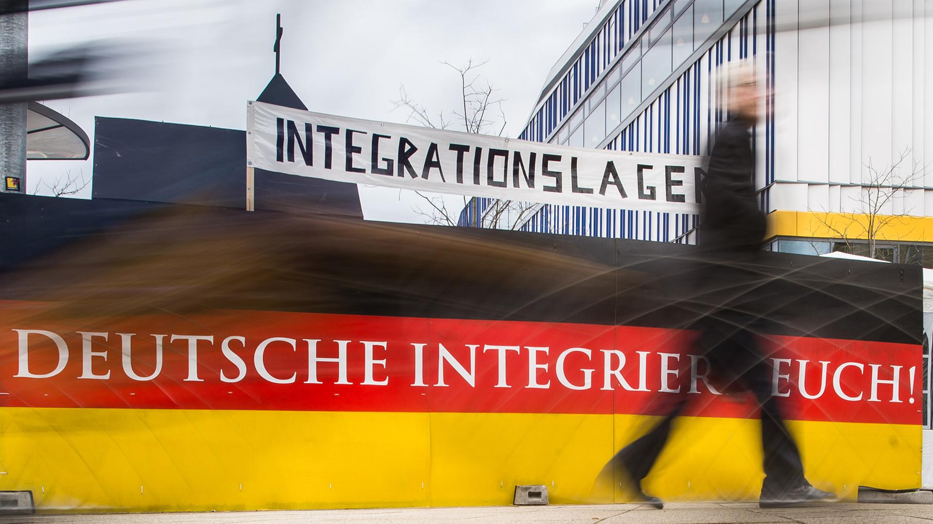 "Deutsche integriert euch!" steht in der Fußgängerzone in Altona in Hamburg an einem "Integrationslager" auf einer Wand, die in den Farben Deutschlands angestrichen ist. In das vom österreichischen Künstler Kollektiv God' Entertainment aufgebaute Integrationslager werden nur Deutsche aufgenommen, die ein eindeutiges Integrationsmanko haben. "Deutsche integriert euch!" steht in der Fußgängerzone in Altona in Hamburg an einem "Integrationslager" auf einer Wand, die in den Farben Deutschlands angestrichen ist. In das vom österreichischen Künstler Kollektiv God' Entertainment aufgebaute Integrationslager werden nur Deutsche aufgenommen, die ein eindeutiges Integrationsmanko haben.