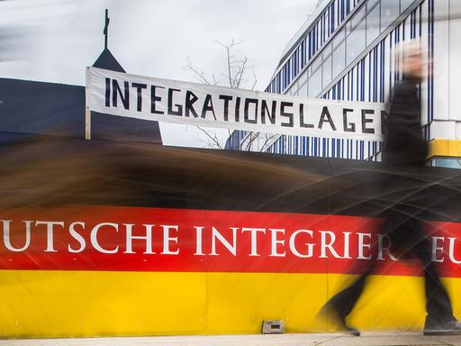 "Deutsche integriert euch!" steht in der Fußgängerzone in Altona in Hamburg an einem "Integrationslager" auf einer Wand, die in den Farben Deutschlands angestrichen ist. In das vom österreichischen Künstler Kollektiv God' Entertainment aufgebaute Integrationslager werden nur Deutsche aufgenommen, die ein eindeutiges Integrationsmanko haben.