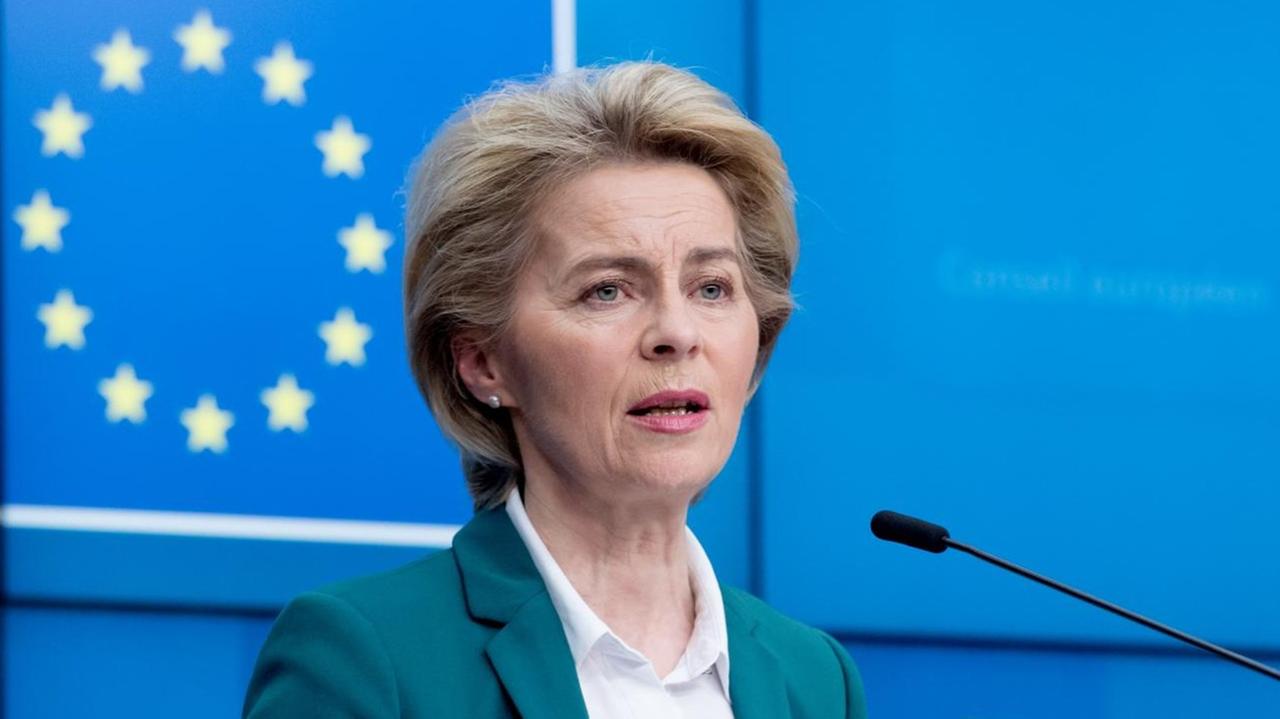 EU-Kommissionspräsidentin Ursula von der Leyen (CDU) spricht bei einer Pressekonferenz in Brüssel EU-Kommissionspräsidentin Ursula von der Leyen (CDU) spricht bei einer Pressekonferenz in Brüssel