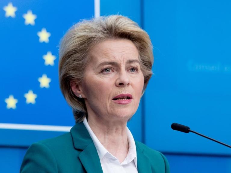 EU-Kommissionspräsidentin Ursula von der Leyen (CDU) spricht bei einer Pressekonferenz in Brüssel