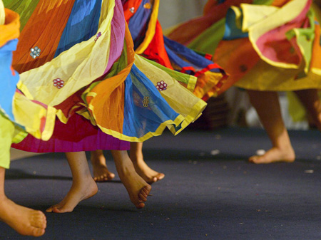Indische Tänzerinnen tanzen beim Hindu-Festival Jabmashtami im Hare Krishna Tempel in Aldernham
