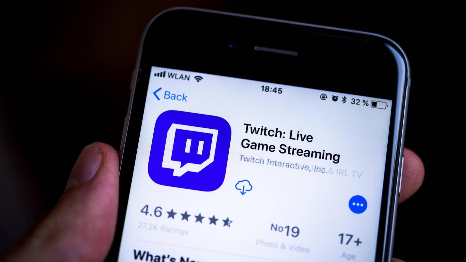 Hand hält Handy mit Twitch-App Hand hält Handy mit Twitch-App