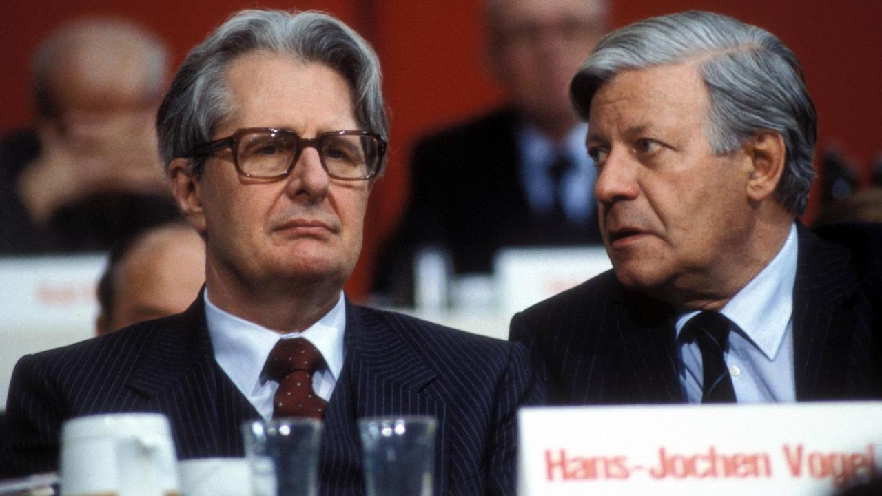 Bildnummer: 51701519 Datum: 23.01.1983 Copyright: imago/Sommer
Bundeskanzler Helmut Schmidt (re., GER/SPD) und Hans-Jochen Vogel (GER/SPD/MdB) anlässlich des SPD Bundesparteitages in Dortmund, Personen; 1983, Dortmund, Politiker, Politik, Bundesregierung, Bundesparteitag, Parteitag, Schriftzug; , quer, Kbdia, Gruppenbild, Bundespolitik, Politik, Deutschland, Randbild, People o0 Skepsis Bildnummer: 51701519 Datum: 23.01.1983 Copyright: imago/Sommer
Bundeskanzler Helmut Schmidt (re., GER/SPD) und Hans-Jochen Vogel (GER/SPD/MdB) anlässlich des SPD Bundesparteitages in Dortmund, Personen; 1983, Dortmund, Politiker, Politik, Bundesregierung, Bundesparteitag, Parteitag, Schriftzug; , quer, Kbdia, Gruppenbild, Bundespolitik, Politik, Deutschland, Randbild, People o0 Skepsis