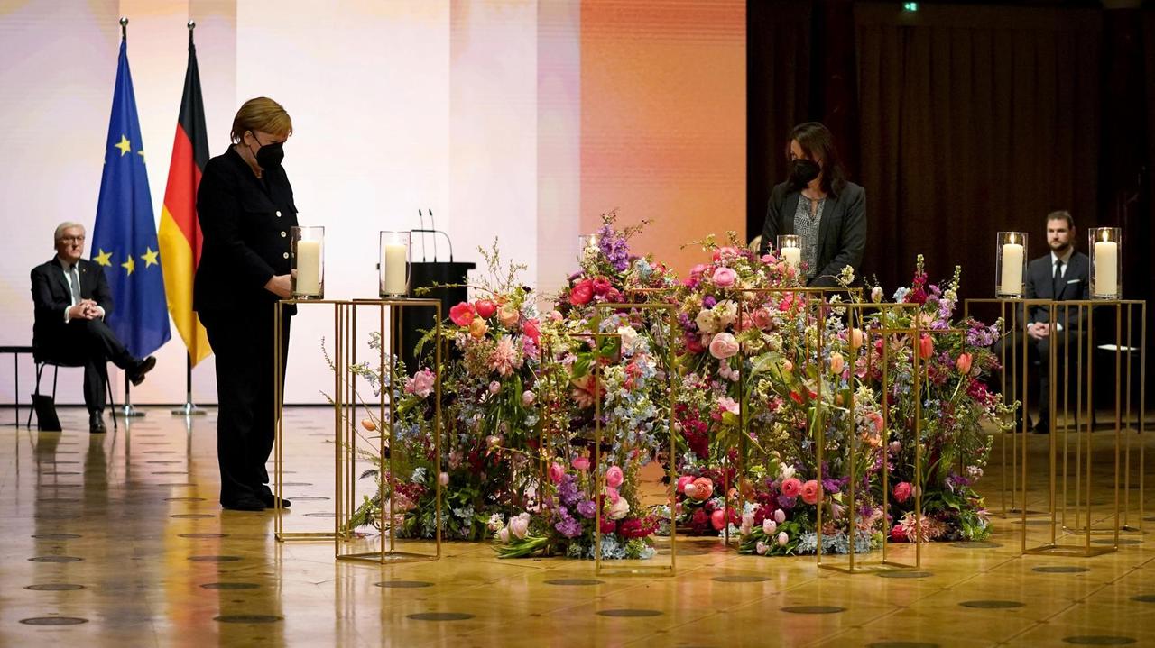 Auch Bundeskanzlerin Angela Merkel nahm an der Gedenkfeier teil. Auch Bundeskanzlerin Angela Merkel nahm an der Gedenkfeier teil.