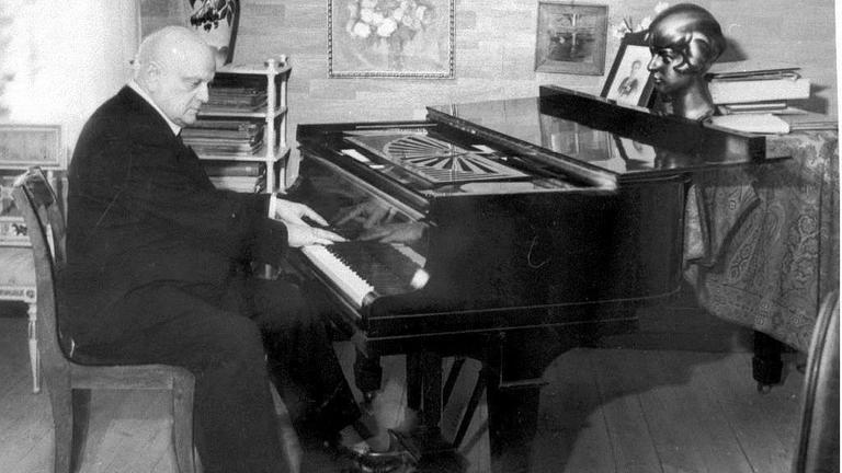 Der finnische Komponist Jean Sibelius am Flügel in seinem Haus