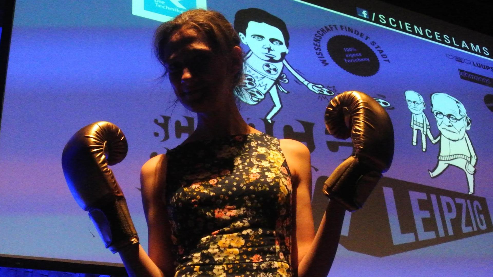Die angehende Geschichtslehrerin Elisabeth Ruffert boxt sich durch beim "Science Slam" in Leipzig Die angehende Geschichtslehrerin Elisabeth Ruffert boxt sich durch beim "Science Slam" in Leipzig