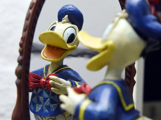 Eine Donald Duck Figur die in einen Spiegel blickt aufgenommen am 30.05.2014 in einer Vitrine des Donald Duck Sammlers Martin Wacker in Karlsruhe. Wacker sammelt alles rund um die Comic- und Zeichentrickfilm-Figur die am 09.06.2014 ihren 80. Geburtstag feiert.