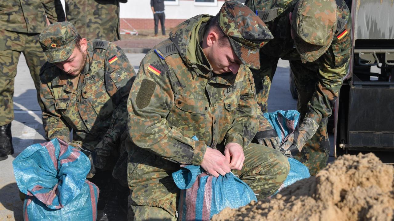 Freiwilliger Wehrdienst Im Heimatschutz - Ein Bisschen Waffe, Ein ...