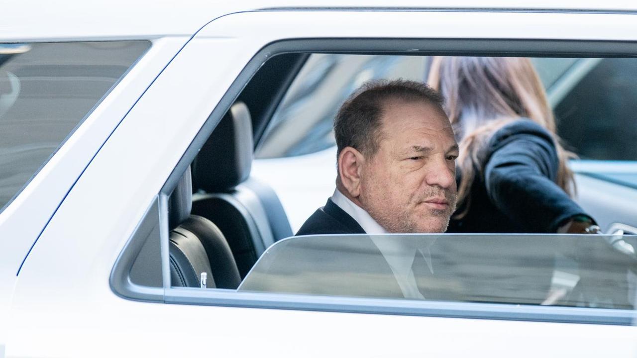 Der Film-Produzent Harvey Weinstein sitzt in einem weißen Auto. Der Film-Produzent Harvey Weinstein sitzt in einem weißen Auto.
