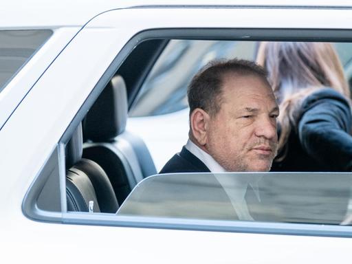 Harvey Weinstein blickt aus dem Fenster einer weißen Limousine, die ihn zum Termin am 28. Januar 2020 vor Gericht in New York City bringt.