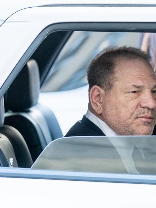 Harvey Weinstein blickt aus dem Fenster einer weißen Limousine, die ihn zum Termin am 28. Januar 2020 vor Gericht in New York City bringt.