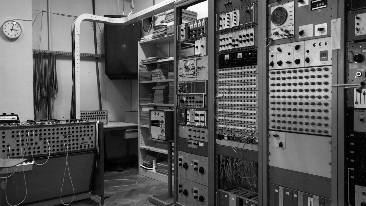 Ein Blick auf die analogen Schaltfelder des Studios im Institut für Sonologie Utrecht Ein Blick auf die analogen Schaltfelder des Studios im Institut für Sonologie Utrecht