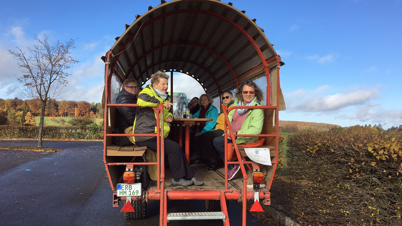 Die Nauheimer Landfrauen bei ihrem Ausflug im Odenwald auf dem Pferdewagen. Die Nauheimer Landfrauen bei ihrem Ausflug im Odenwald auf dem Pferdewagen.