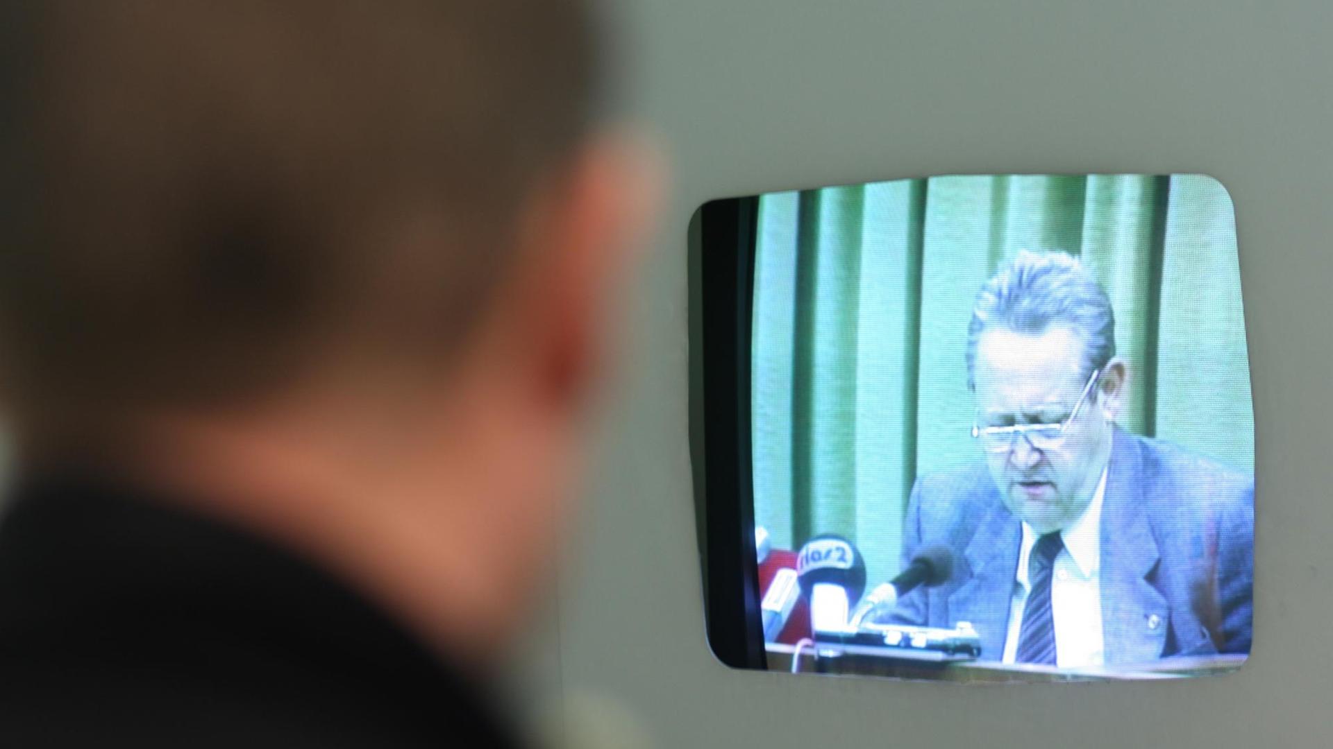 Ein Besucher verfolgt am Donnerstag (05.11.2009) in der Gedenkstätte Deutsche Teilung in Marienborn (Bördekreis) die Fernsehaufzeichnung jener historischen Pressekonferenz vom 09. November 1989, in welcher der SED-Funktionär Schabowski eher beiläufig die sorfortige Reisefreiheit für DDR-Bürger verkündet. Ein Besucher verfolgt am Donnerstag (05.11.2009) in der Gedenkstätte Deutsche Teilung in Marienborn (Bördekreis) die Fernsehaufzeichnung jener historischen Pressekonferenz vom 09. November 1989, in welcher der SED-Funktionär Schabowski eher beiläufig die sorfortige Reisefreiheit für DDR-Bürger verkündet.