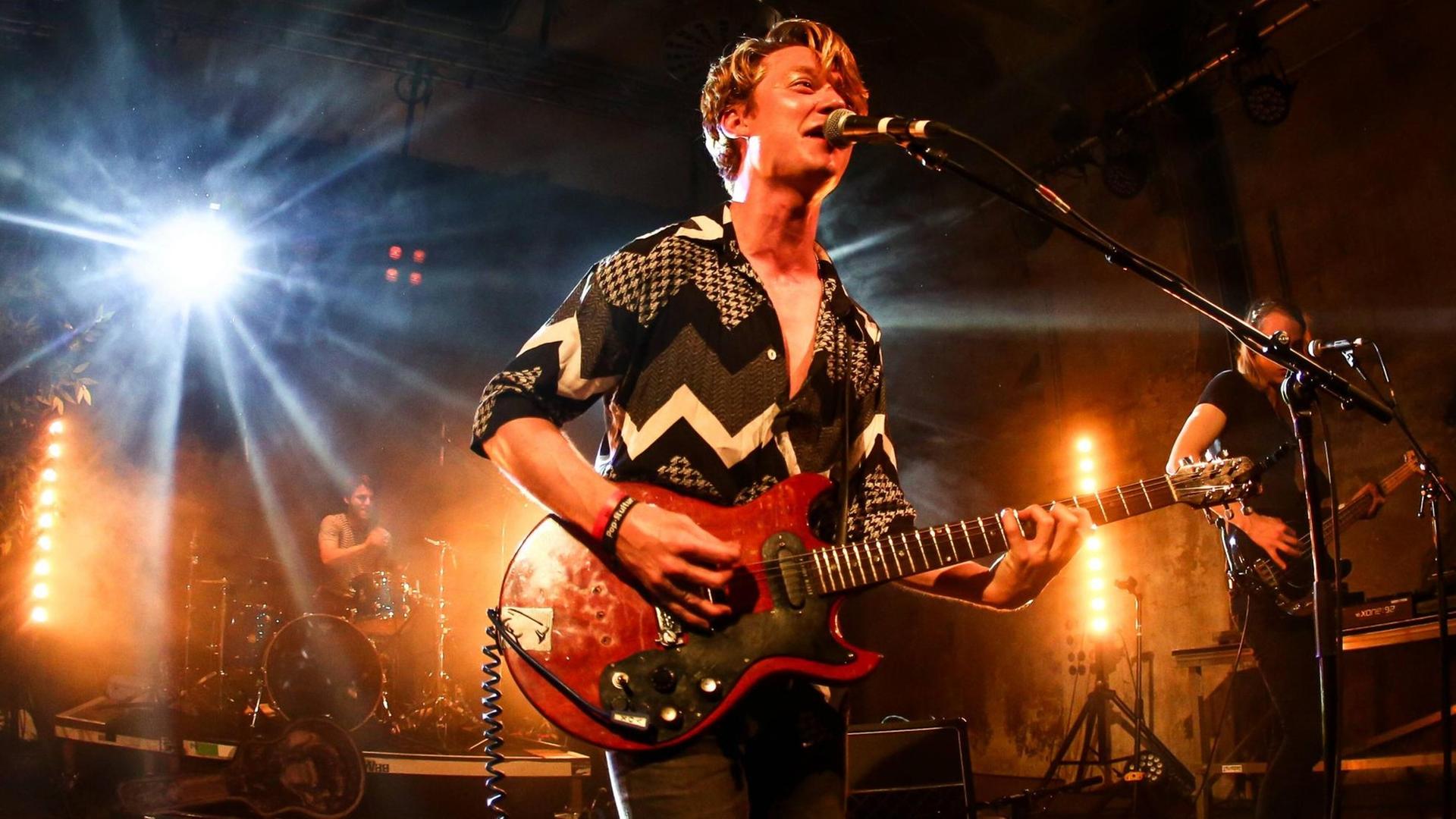 Paul Pötsch singt auf der Bühne mit Elektro-Gitarre Paul Pötsch singt auf der Bühne mit Elektro-Gitarre
