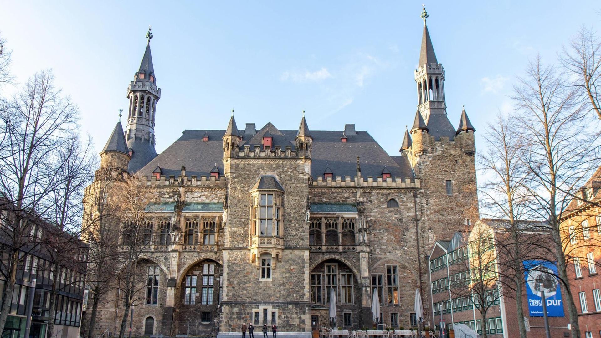Das Aachener Rathaus (Südfassade), Blick über den Katschhof. Das Aachener Rathaus (Südfassade), Blick über den Katschhof.