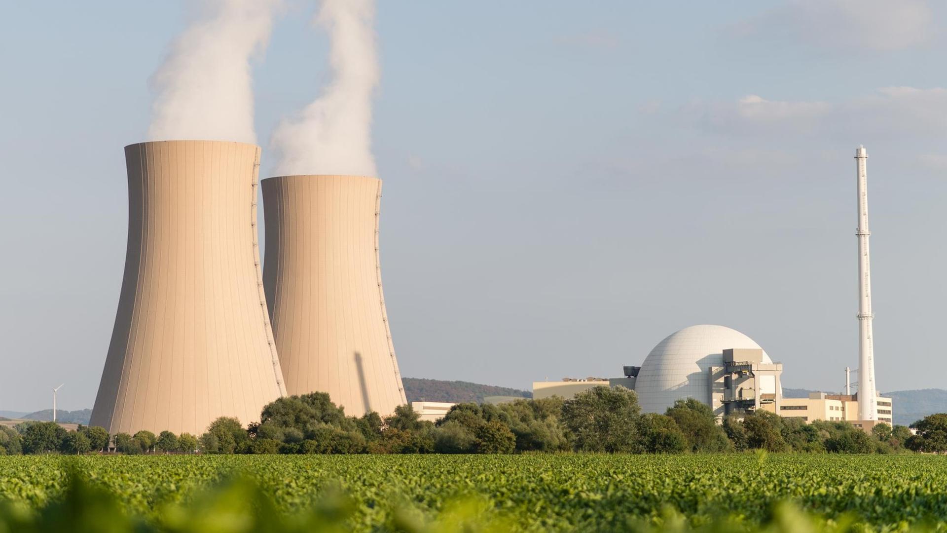 Wasserdampf steigt am 9.9.2016 in Emmerthal (Niedersachsen) aus den Kühltürmen des Kernkraftwerk Grohnde. Wasserdampf steigt am 9.9.2016 in Emmerthal (Niedersachsen) aus den Kühltürmen des Kernkraftwerk Grohnde.