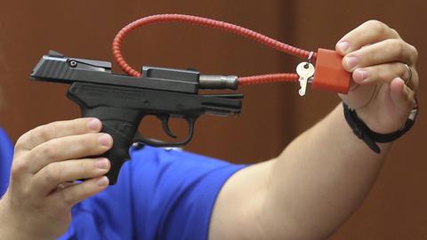Eine Mitarbeiterin des Sanford Police Departements in Florida zeigt während des Prozesses die Waffe, mit der George Zimmerman den unbewaffneten schwarzen Teenager Trayvon Martin im Februar 2012 erschossen hat.
