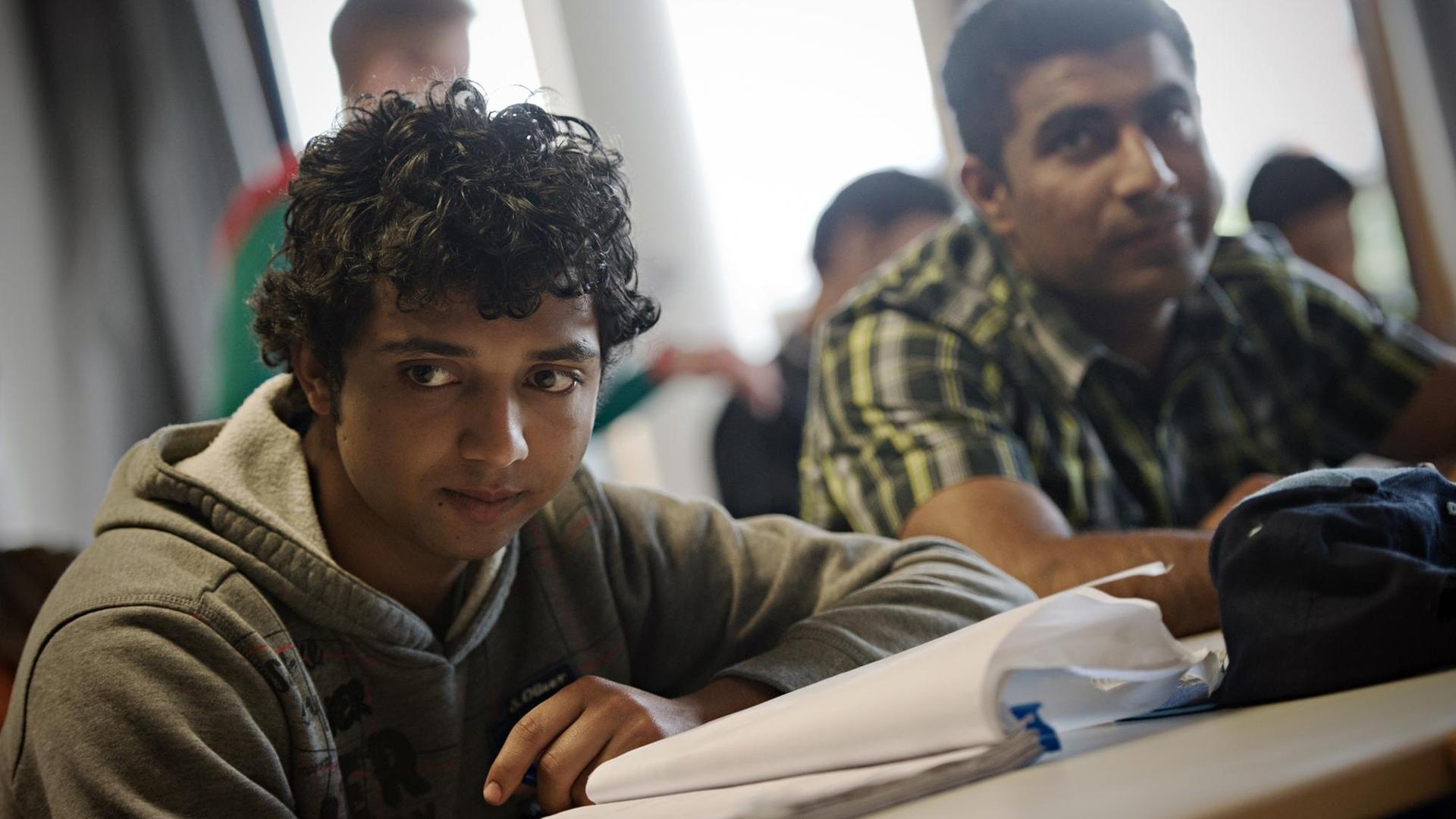 In Bayern lernen Flüchtlinge zwei Jahre gemeinsam an einer Berufsschule In Bayern lernen Flüchtlinge zwei Jahre gemeinsam an einer Berufsschule