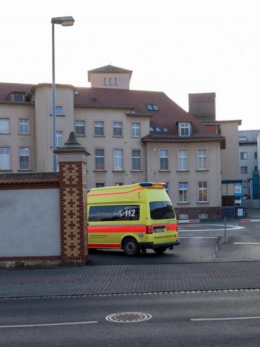 Ein Rettungswagen fährt auf das Gelände des Klinikums Oberlausitzer Bergland im sächsischen Zittau