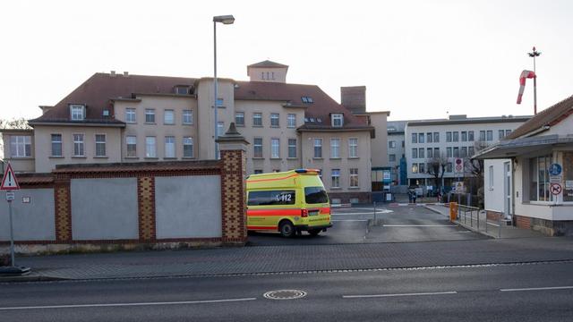 Ein Rettungswagen fährt auf das Gelände des Klinikums Oberlausitzer Bergland im sächsischen Zittau