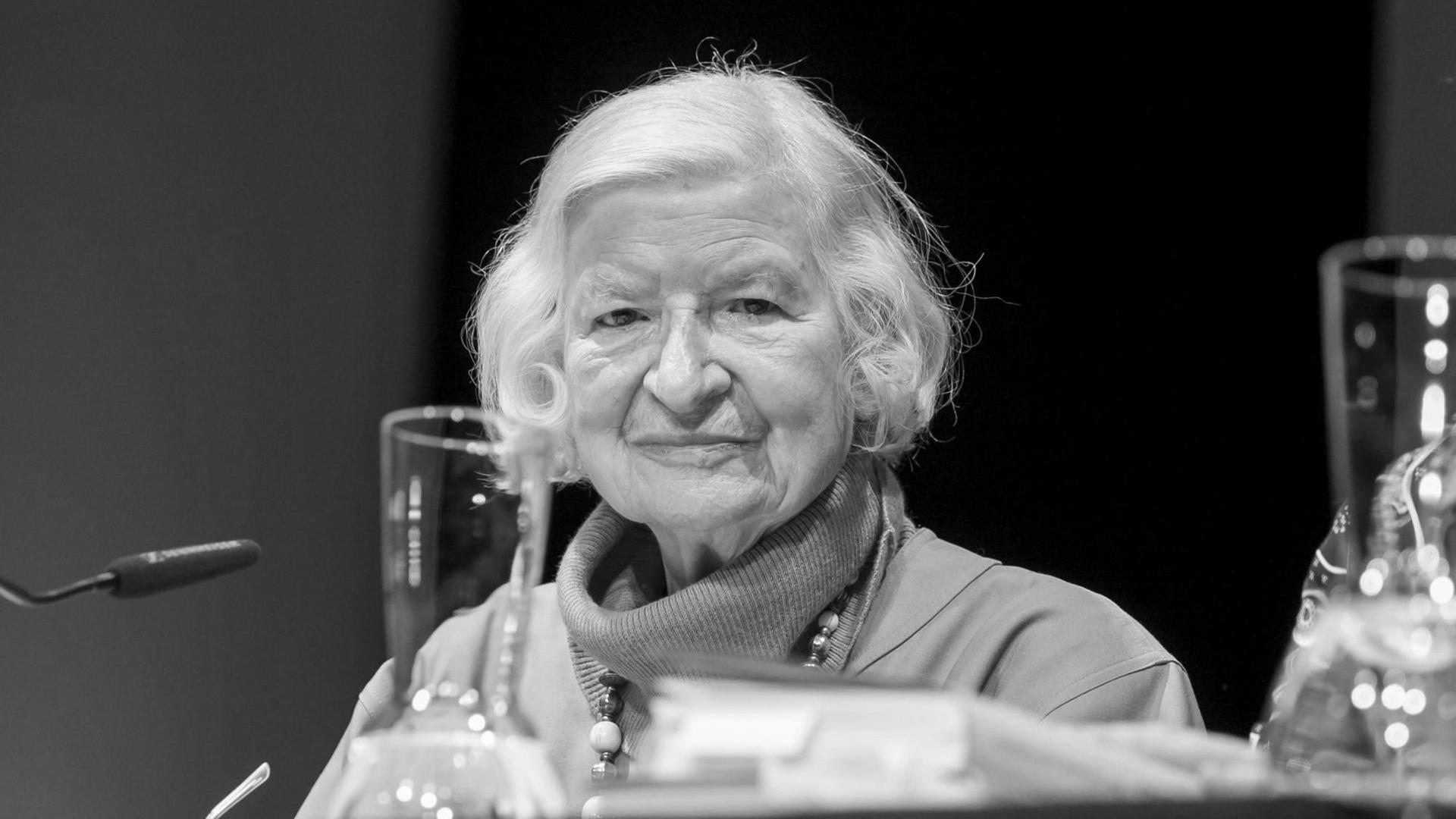 Die britische Krimiautorin P.D. James sitzt auf einem Podium während der lit. Cologne Die britische Krimiautorin P.D. James sitzt auf einem Podium während der lit. Cologne
