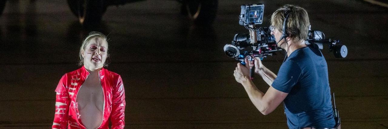 Die Sängerin Valery Tscheplanowa in der Rolle der Schauspielerin kniet während der Fotoprobe von "molto agitato" auf der Bühne. Die Sängerin Valery Tscheplanowa in der Rolle der Schauspielerin kniet während der Fotoprobe von "molto agitato" auf der Bühne.