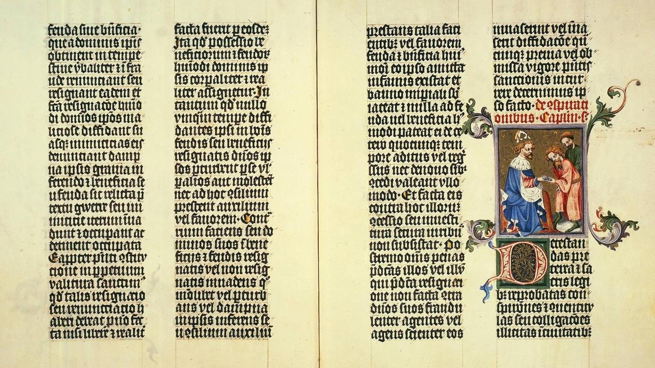 Ein mittelalterliches Manuskript mit vier Textsäulen und einer Illustration. Ein mittelalterliches Manuskript mit vier Textsäulen und einer Illustration.