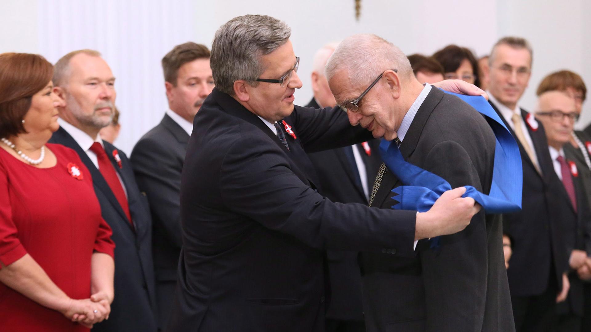 Der litauische Dichter Tomas Venclova (r) erhält am 11.11.2013 von Polens Präsident Bronislaw Komorowski den Verdienstorden der Republik Polen.