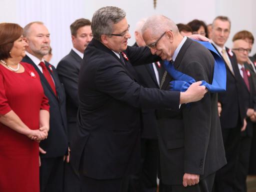 Der litauische Dichter Tomas Venclova (r) erhält am 11.11.2013 von Polens Präsident Bronislaw Komorowski den Verdienstorden der Republik Polen.
