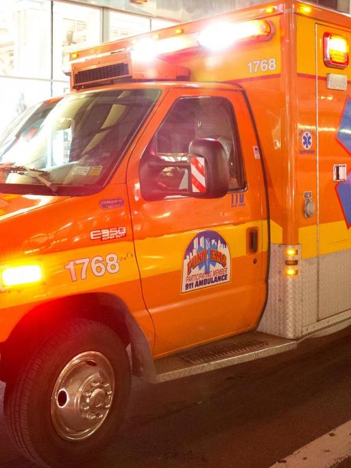 Ein Krankenwagen ist in Manhattan im Einsatz.