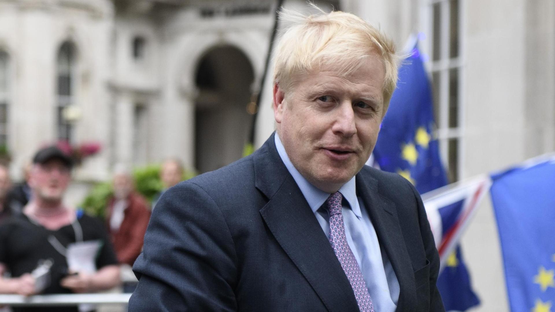 Boris Johnson vor Flaggen der EU. Boris Johnson vor Flaggen der EU.