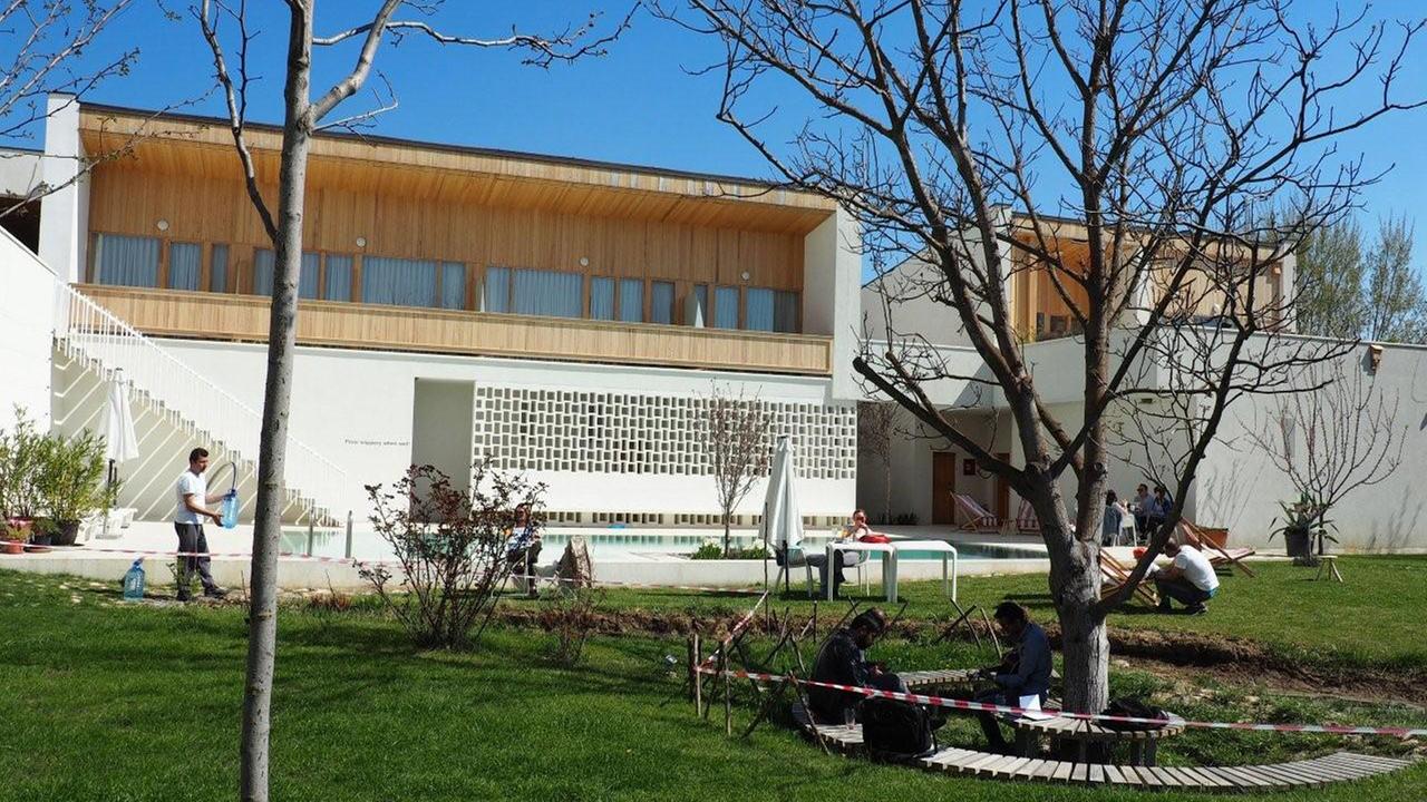 Blick auf das Hotel Gracanica in der kosovarischen Stadt Pristina, im Vordergrund ein Garten mit Pool Blick auf das Hotel Gracanica in der kosovarischen Stadt Pristina, im Vordergrund ein Garten mit Pool