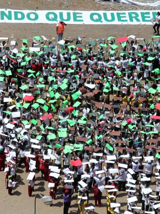 700 Kinder bilden die Form eines Baumes, über dem steht: "Die Welt, die wir wollen" am Strand von Lima, Peru. Hier findet der UN Klimagipfel statt.