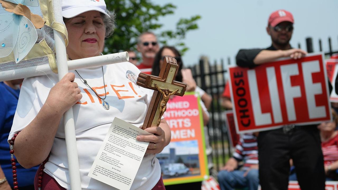 Abtreibungsgegner demonstrieren vor dem geplanten Parenthood Reproductive Health Services Center am 31.05.2019 in St Louis, Missouri, USA