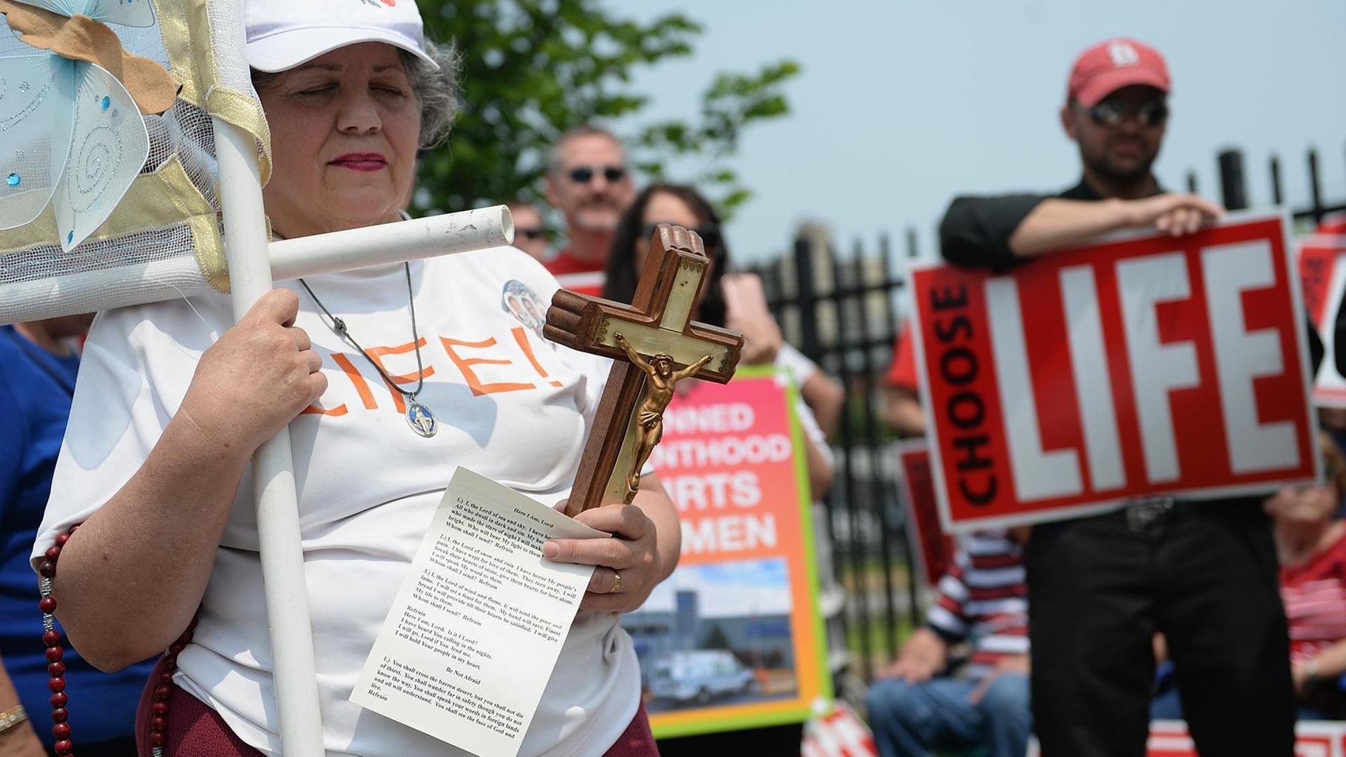 Abtreibungsgegner u.a. mit "Pro Life" Plakaten in den USA Abtreibungsgegner u.a. mit "Pro Life" Plakaten in den USA