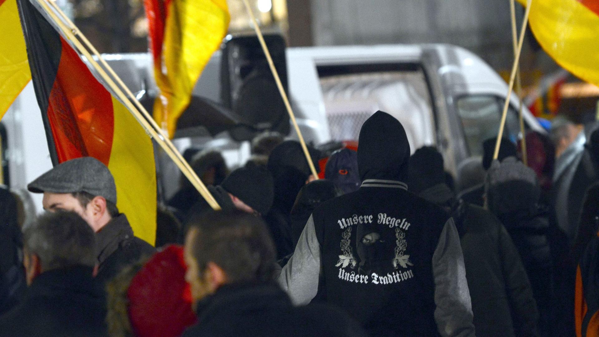Teilnehmer der Aktion "Abendspaziergang" in Düsseldorf - einem Ableger der Gruppe "Pegida" aus Dresden. Teilnehmer der Aktion "Abendspaziergang" in Düsseldorf - einem Ableger der Gruppe "Pegida" aus Dresden.