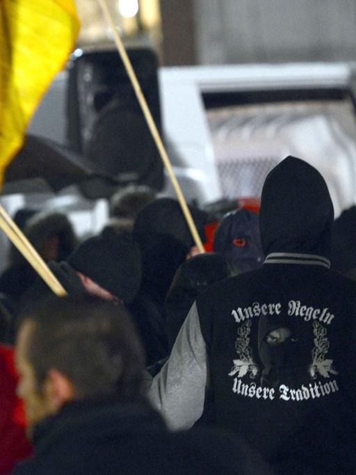 Teilnehmer der Aktion "Abendspaziergang" in Düsseldorf - einem Ableger der Gruppe "Pegida" aus Dresden.
