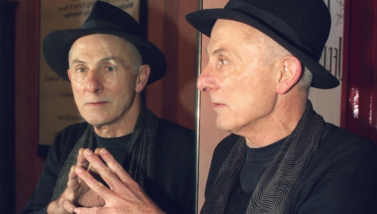 Herbert Achternbusch betrachtet sich am 13.10.1998 im Foyer der Hamburger Kammerspiele in einem Spiegel. Herbert Achternbusch betrachtet sich am 13.10.1998 im Foyer der Hamburger Kammerspiele in einem Spiegel.