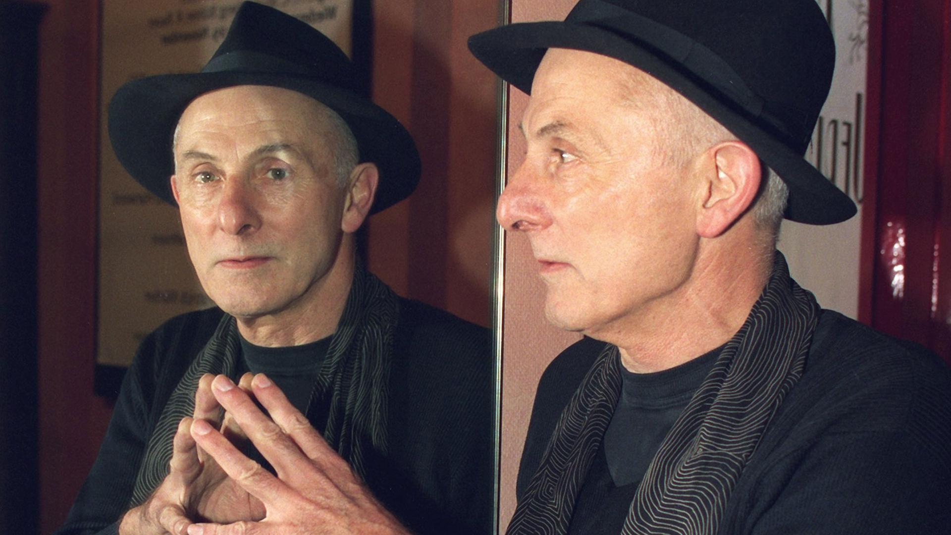 Herbert Achternbusch betrachtet sich am 13.10.1998 im Foyer der Hamburger Kammerspiele in einem Spiegel. Herbert Achternbusch betrachtet sich am 13.10.1998 im Foyer der Hamburger Kammerspiele in einem Spiegel.