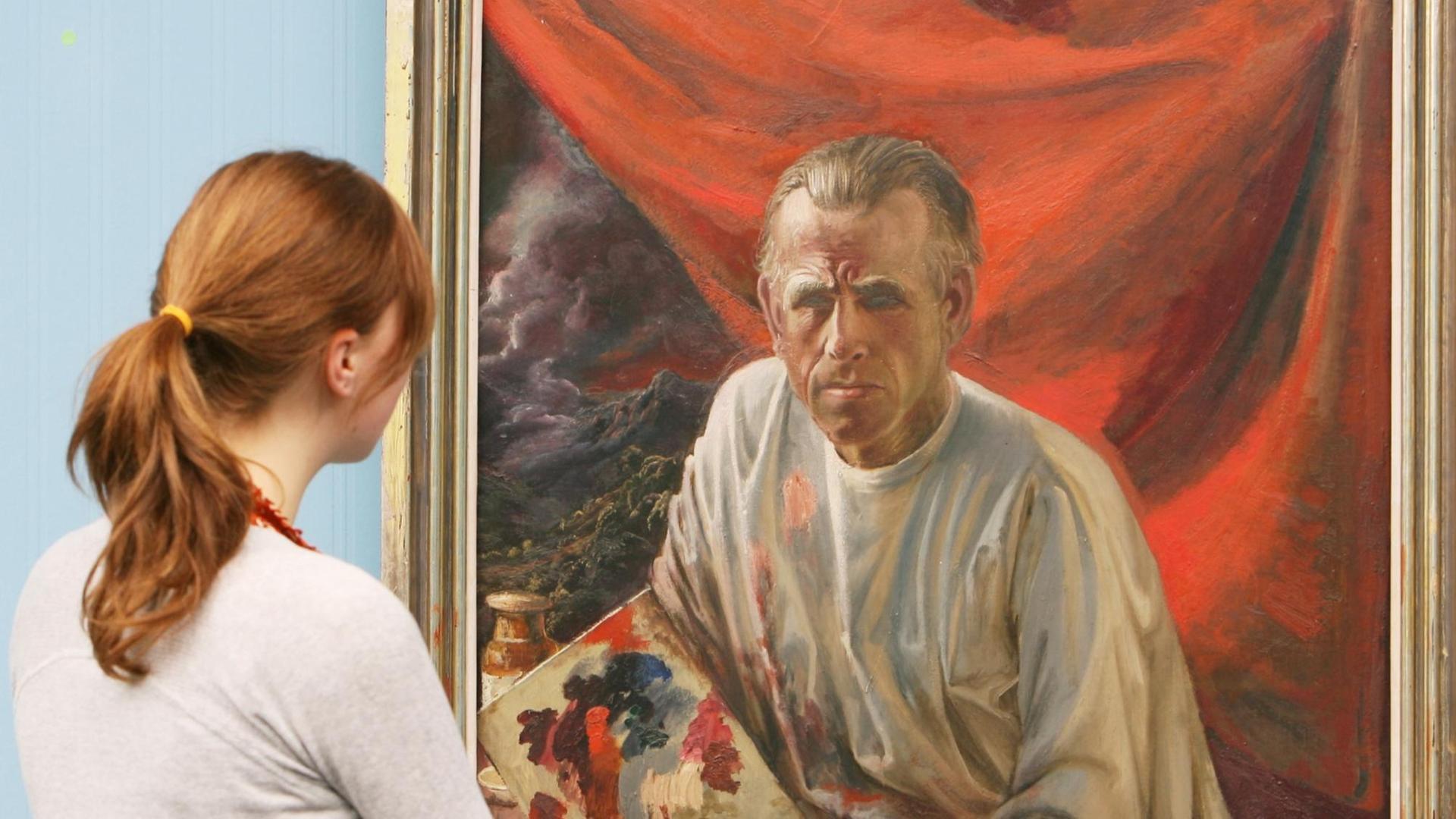 Eine Besucherin sieht sich im Kunstmuseum in Stuttgart das "Selbstporträt mit Palette vor rotem Vorhang" des Malers Otto Dix aus dem Jahre 1942 an. Eine Besucherin sieht sich im Kunstmuseum in Stuttgart das "Selbstporträt mit Palette vor rotem Vorhang" des Malers Otto Dix aus dem Jahre 1942 an.