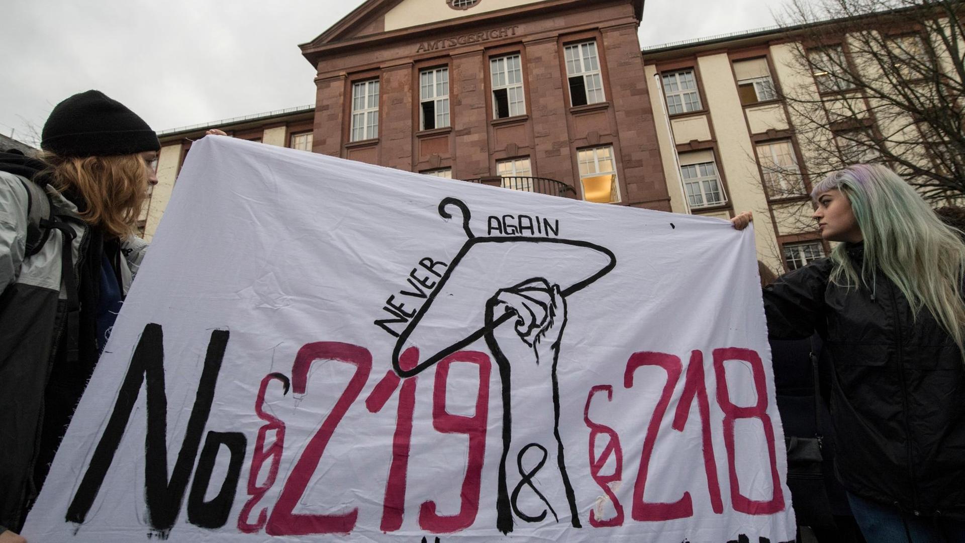 Mit einem Plakat sprechen sich Demonstrantinnen am 24.11.2017 vor dem Amtsgericht in Gießen (Hessen) für eine Abschaffung des Abtreibungsparagfen 218 und den Paragrafen 219 aus. Im Gericht muss sich die Ärztin Kristina Hänel verantworten. Mit einem Plakat sprechen sich Demonstrantinnen am 24.11.2017 vor dem Amtsgericht in Gießen (Hessen) für eine Abschaffung des Abtreibungsparagfen 218 und den Paragrafen 219 aus. Im Gericht muss sich die Ärztin Kristina Hänel verantworten.