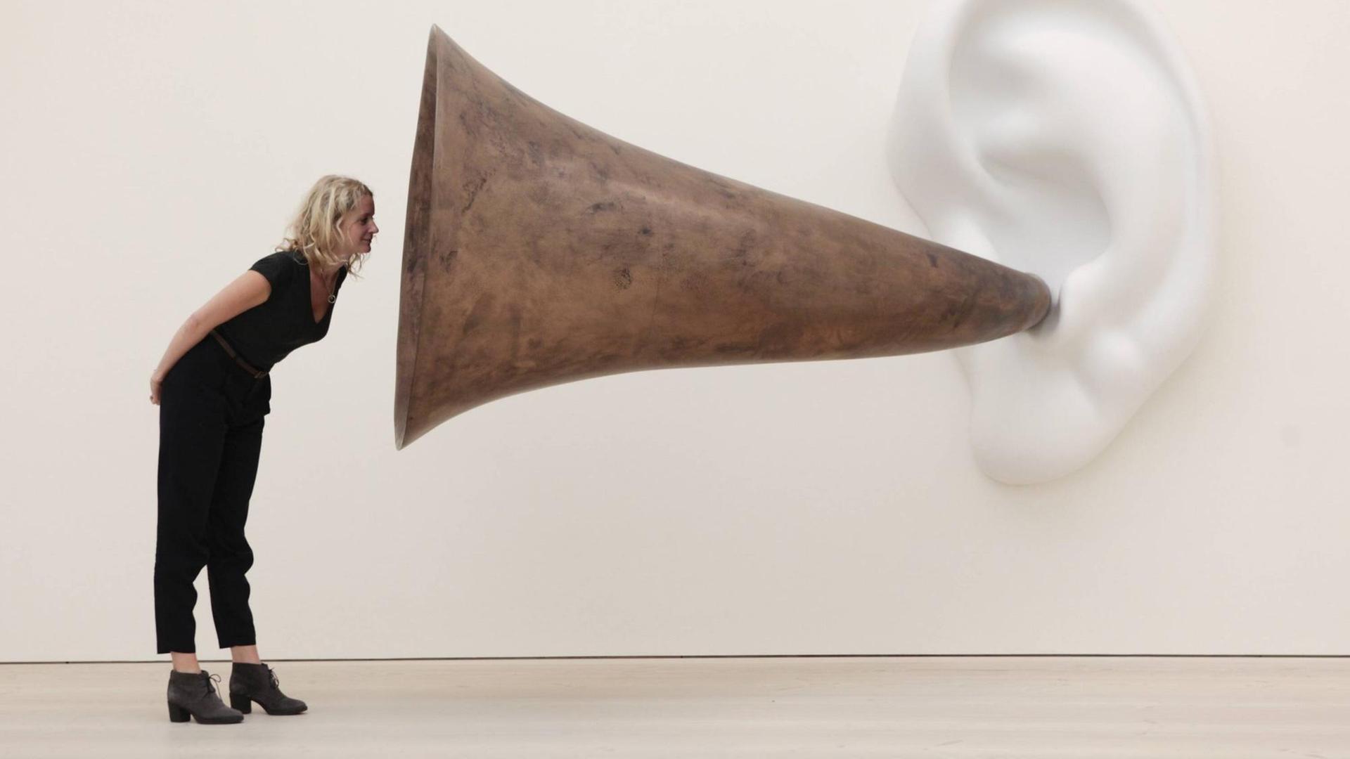 Frau vor der Skulptur Beethoven’s Trumpet (With Ear) von John Baldessari. Frau vor der Skulptur Beethoven’s Trumpet (With Ear) von John Baldessari.