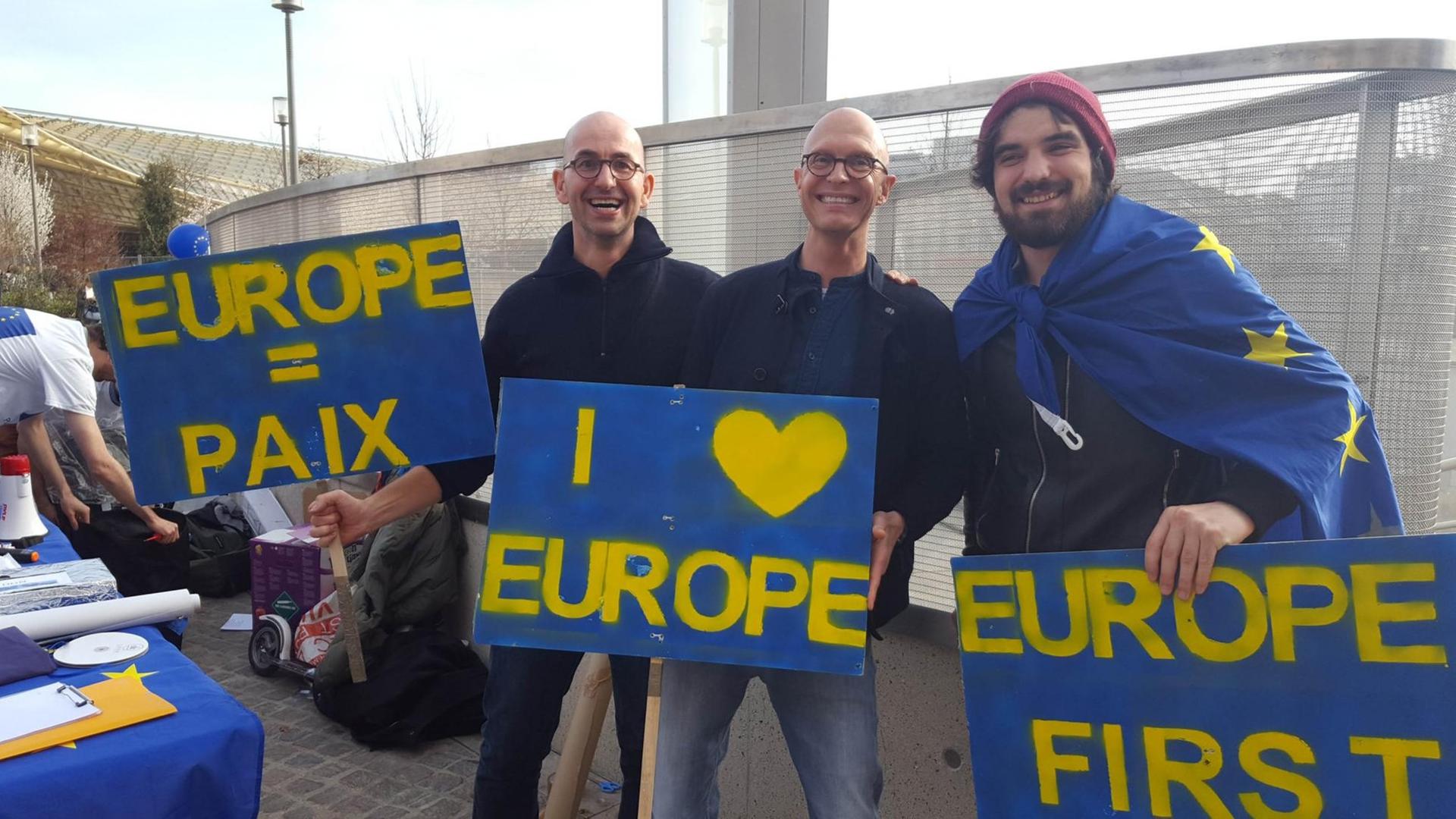 In rund 40 europäischen Städten haben Menschen für Europa demonstriert. Drei Teilnehmer der Demos in Paris. In rund 40 europäischen Städten haben Menschen für Europa demonstriert. Drei Teilnehmer der Demos in Paris.