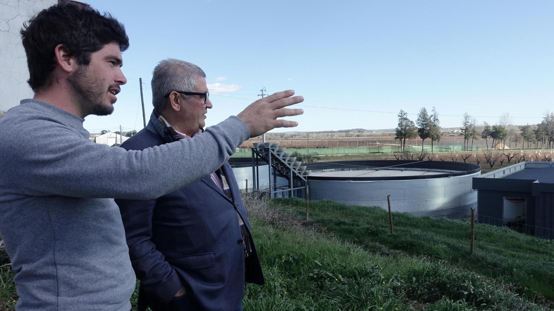 Armindo Jacinto (r.) beobachtet den demografischen Wandel in seiner Kleinstadt mit Sorge und erprobt Rezepte dagegen. Foto von 2018 Armindo Jacinto (r.) beobachtet den demografischen Wandel in seiner Kleinstadt mit Sorge und erprobt Rezepte dagegen. Foto von 2018